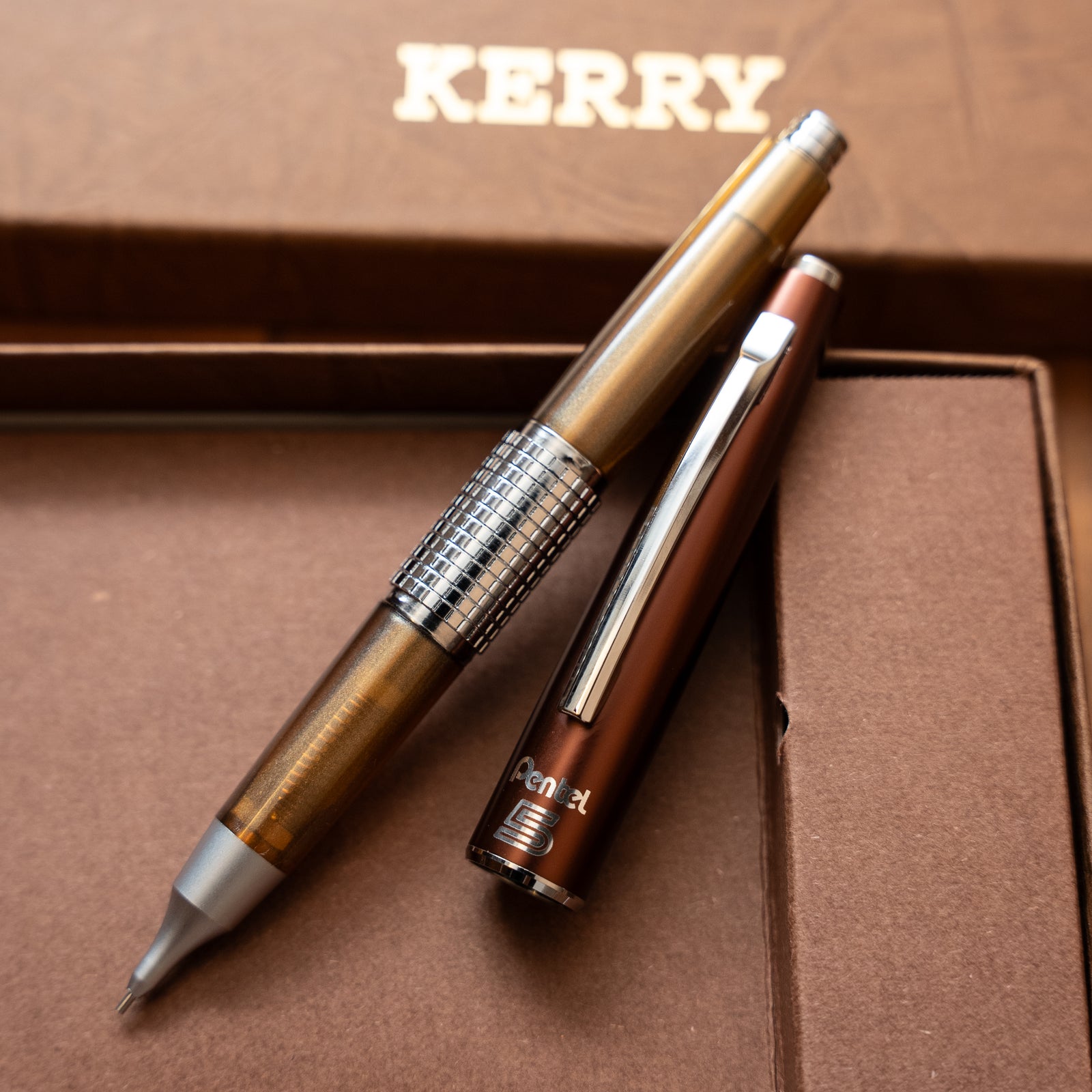 Pentel KERRY しーさー限定色 Seasar Brownのキャップを外し後ろ差しノックを出した様子