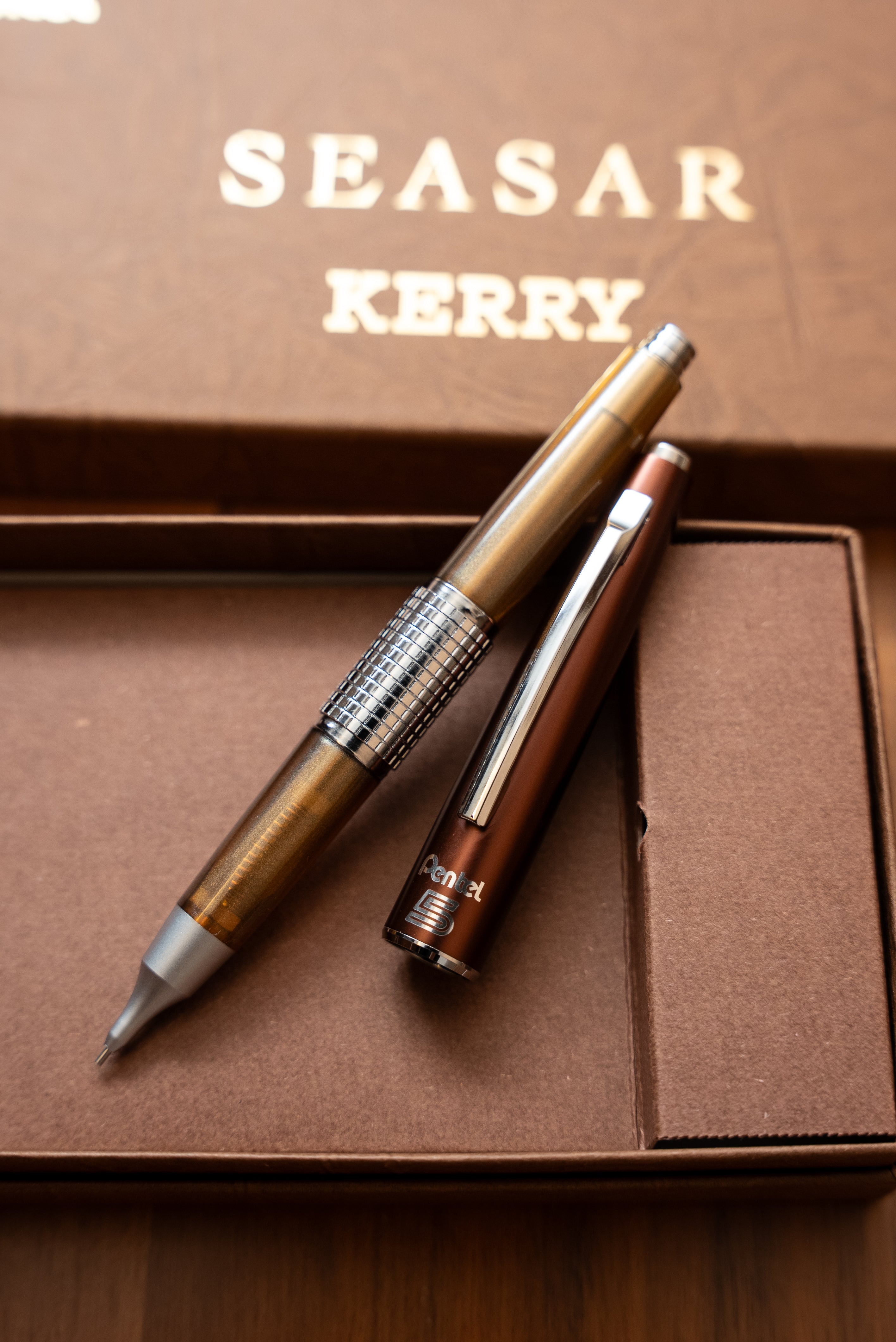 Pentel KERRY しーさー限定色 Seasar Brownのキャップを外し後ろ差しノックを出した様子