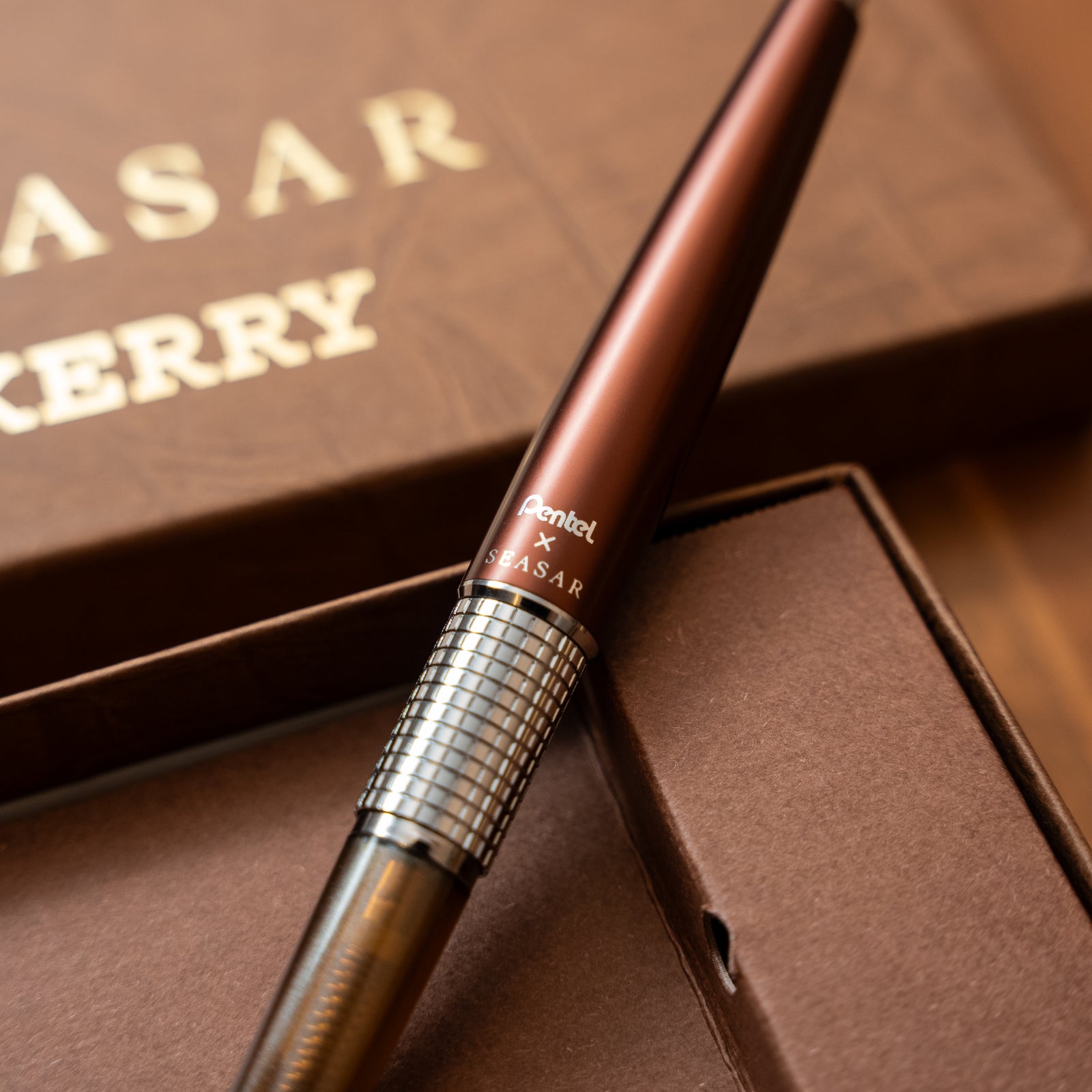 Pentel KERRY しーさー限定色 Seasar Brownのキャップ裏の「Pentel × SEASAR」刻印