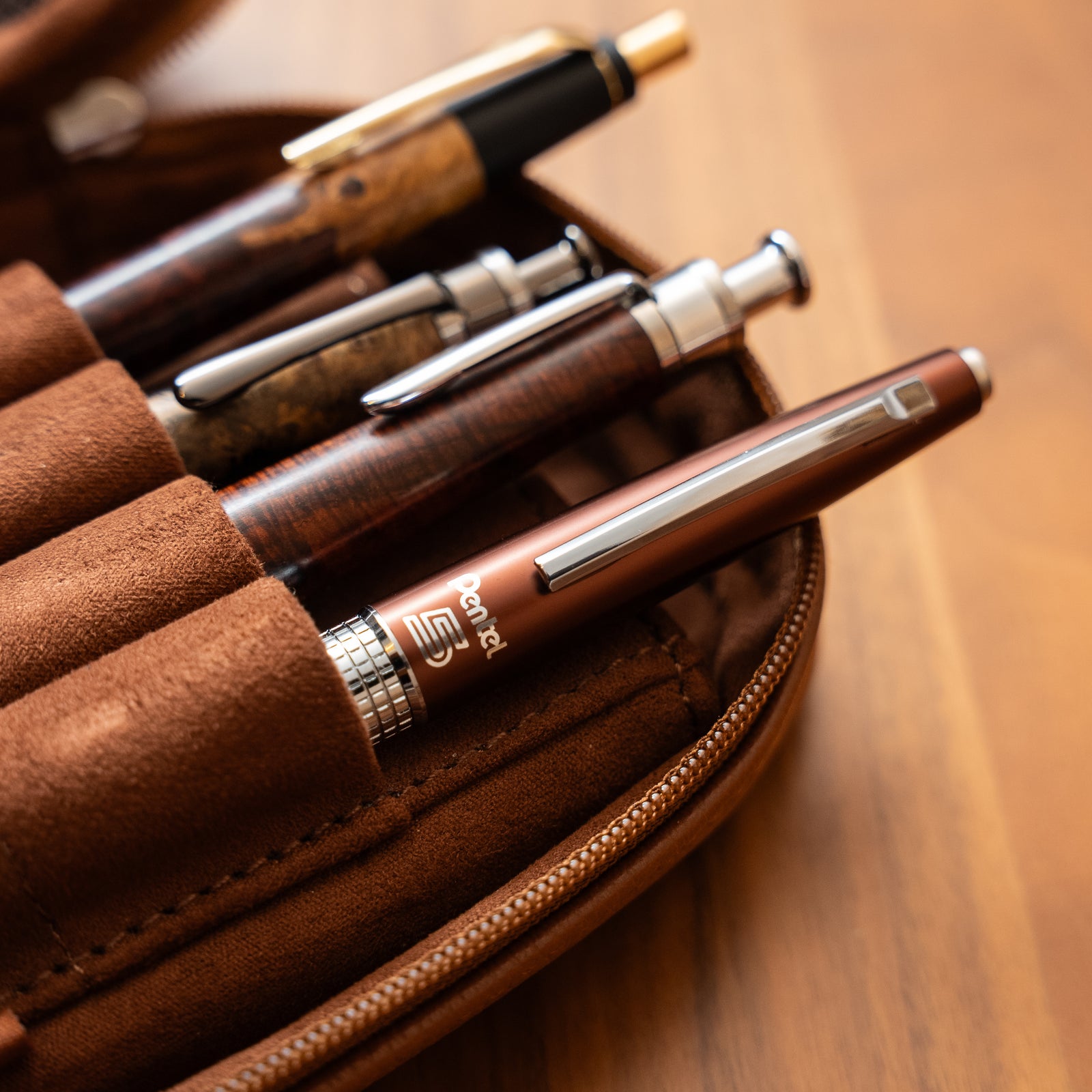 Pentel KERRY しーさー限定色 Seasar Brownを革のペンケースに収めた様子