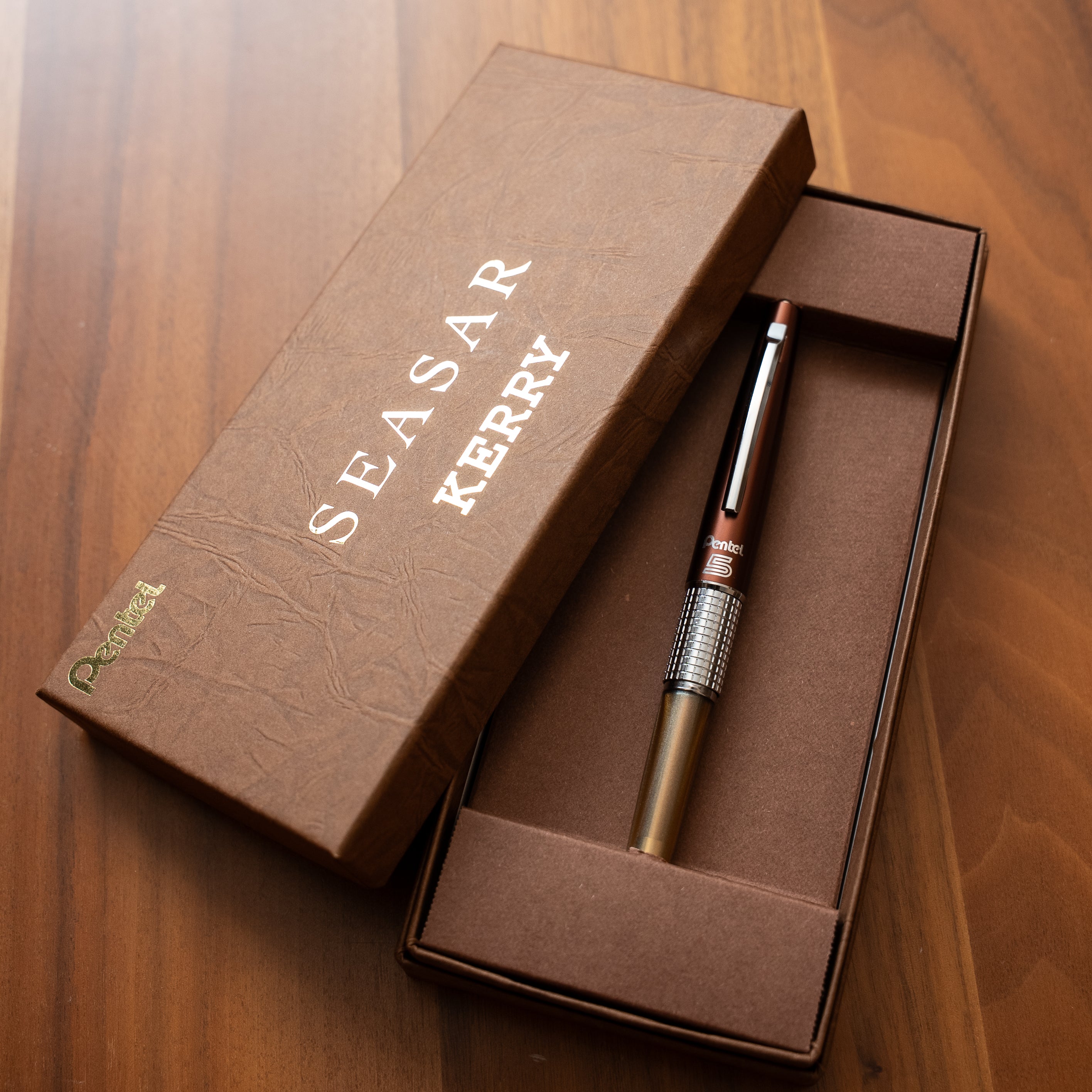 Pentel KERRY しーさー限定色 Seasar Brownの化粧箱を開けたところ