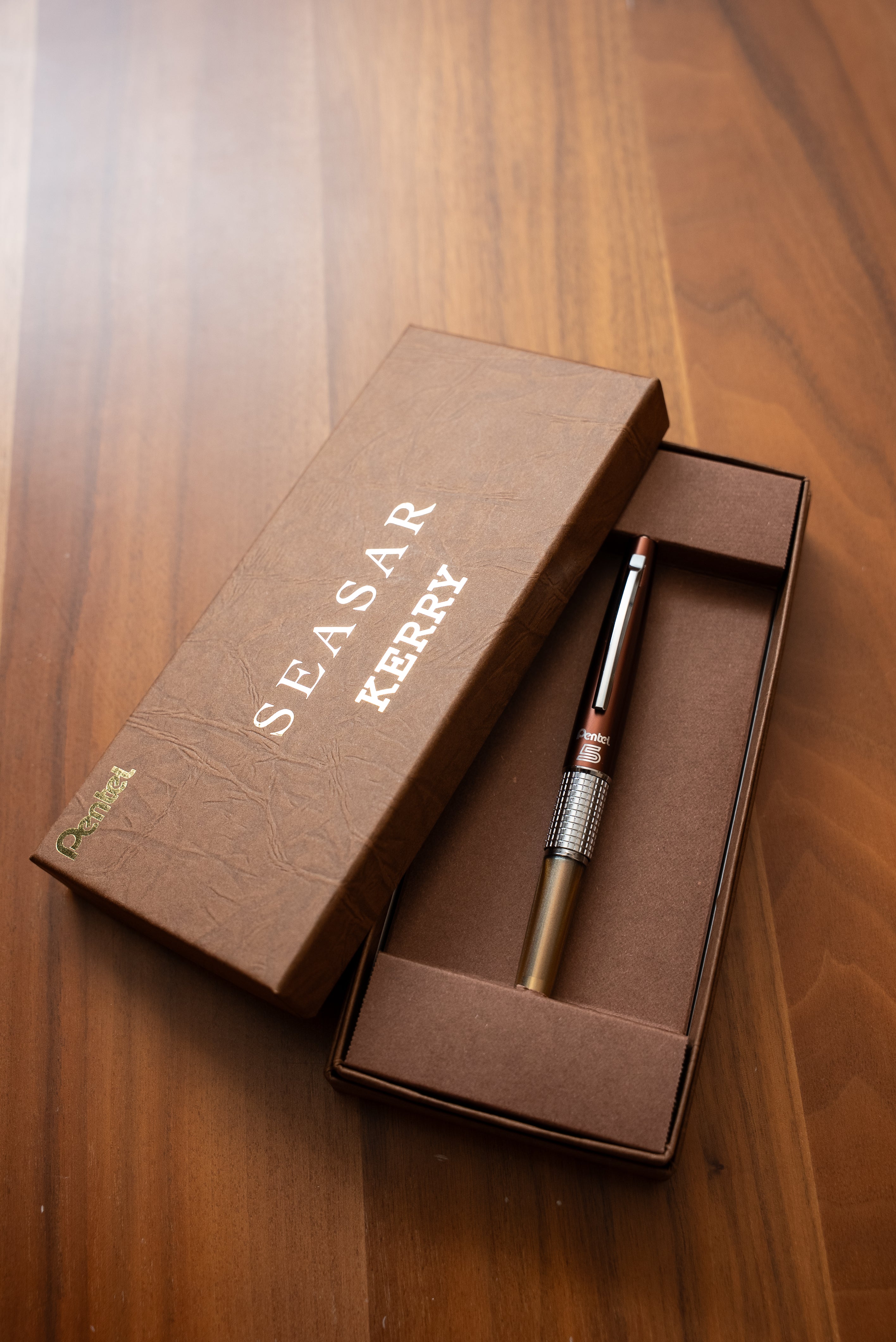 Pentel KERRY しーさー限定色 Seasar Brownの化粧箱を開けたところ