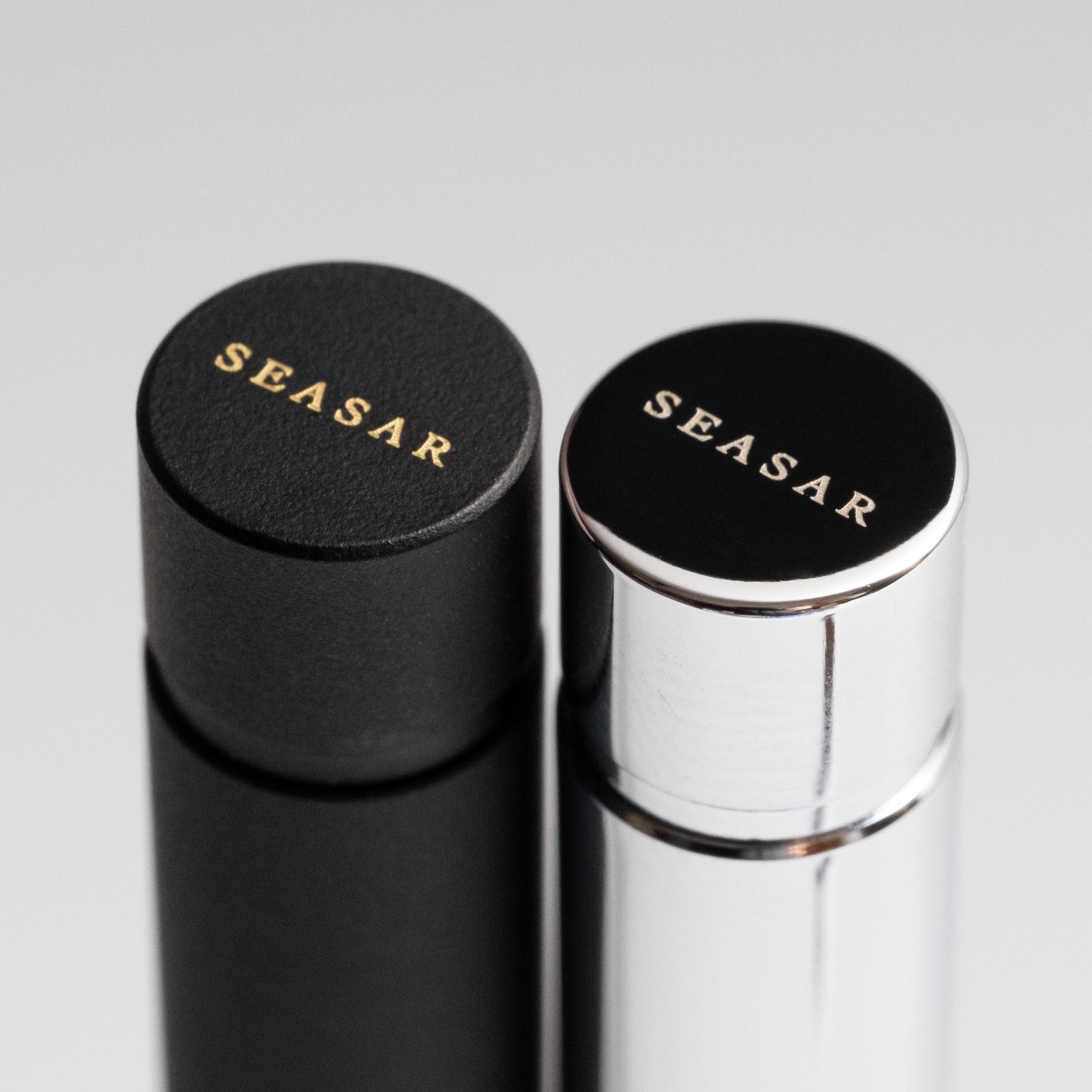 DIJECT 真鍮シャープ芯ケース ブラックとシルバーの製品写真