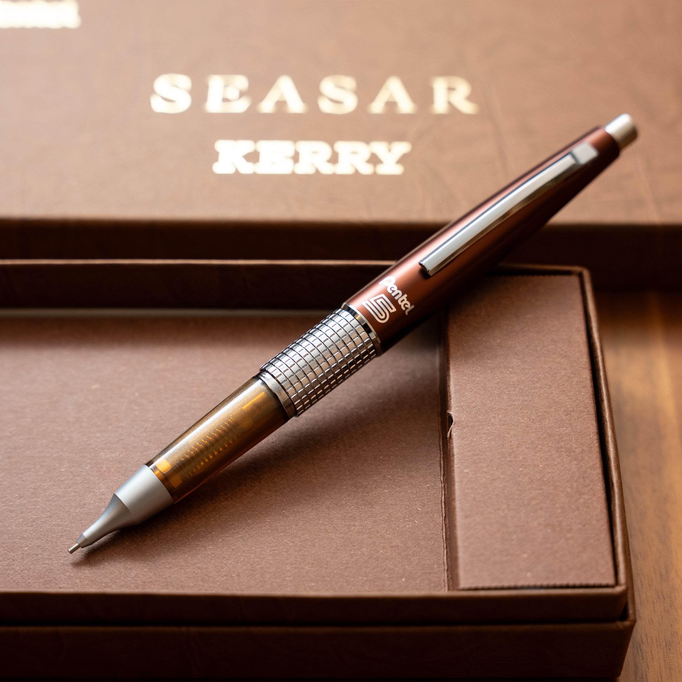 Pentel KERRY しーさー限定色「Seasar Brown」、発売のお知らせ