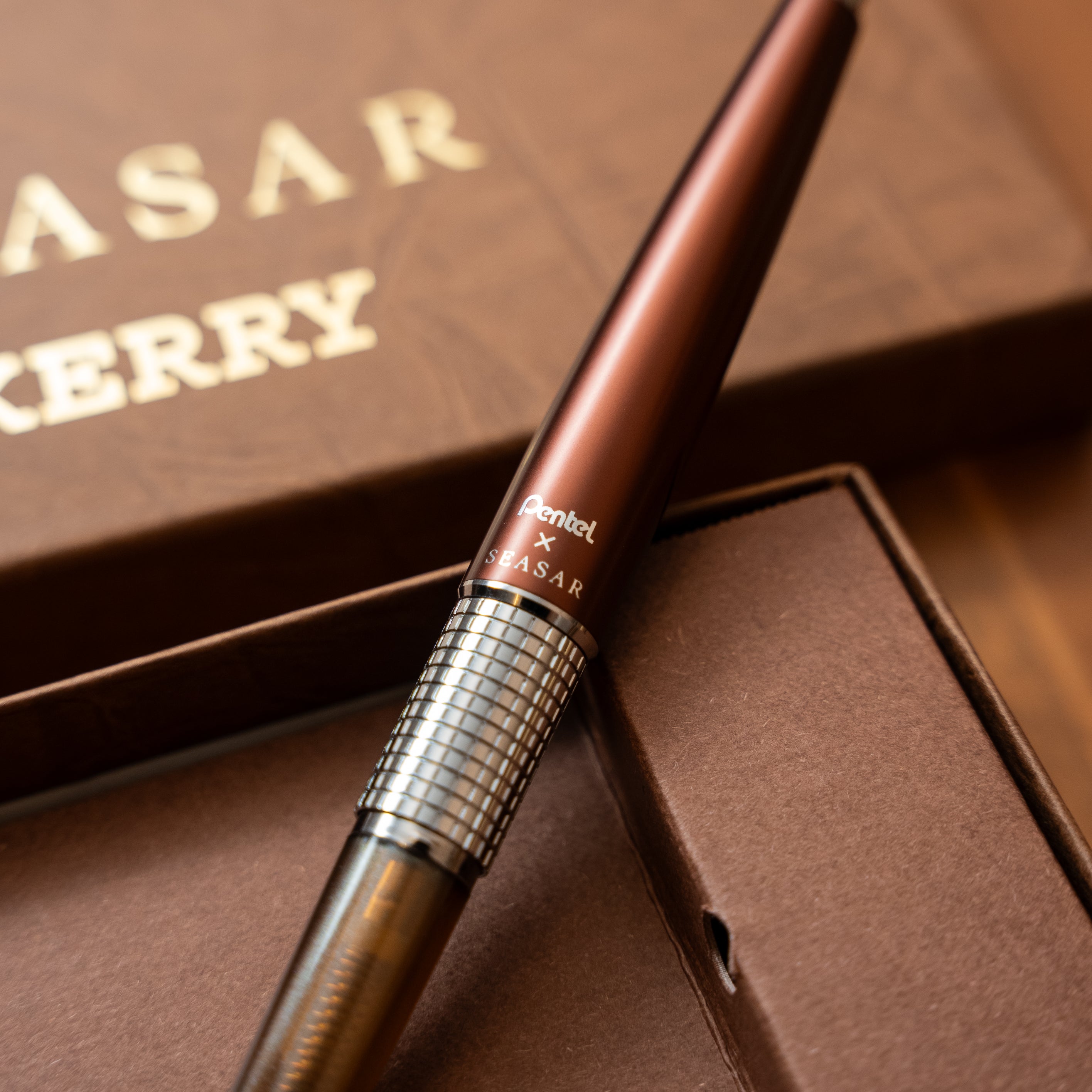 Pentel KERRY しーさー限定色 Seasar Brownのキャップ裏の「Pentel × SEASAR」刻印