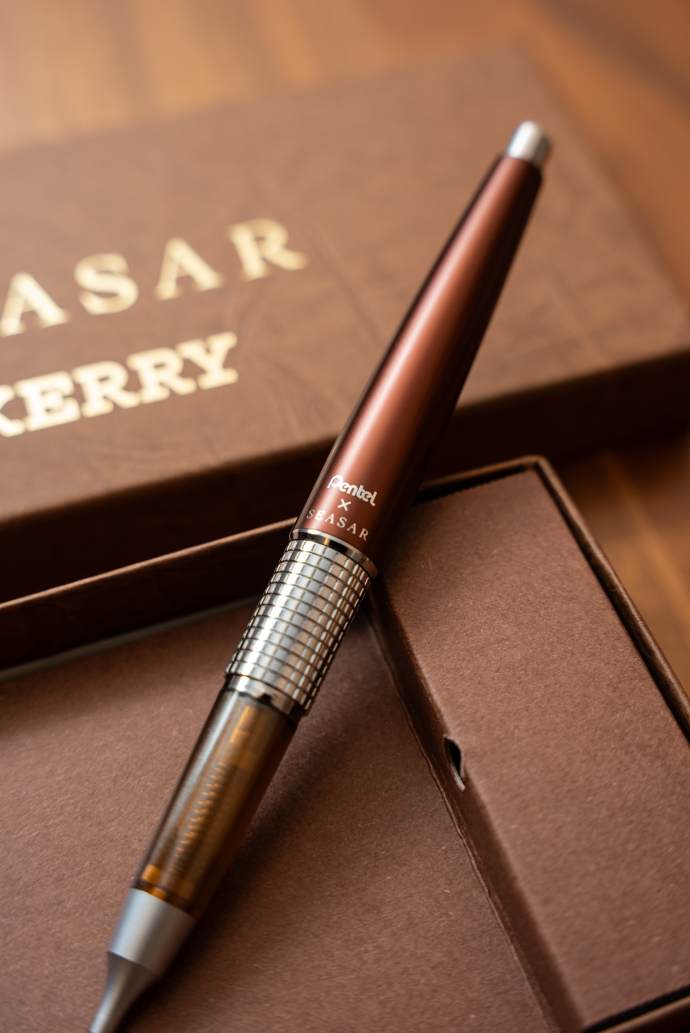 Pentel KERRY しーさー限定色 Seasar Brownのキャップ裏の「Pentel × SEASAR」刻印