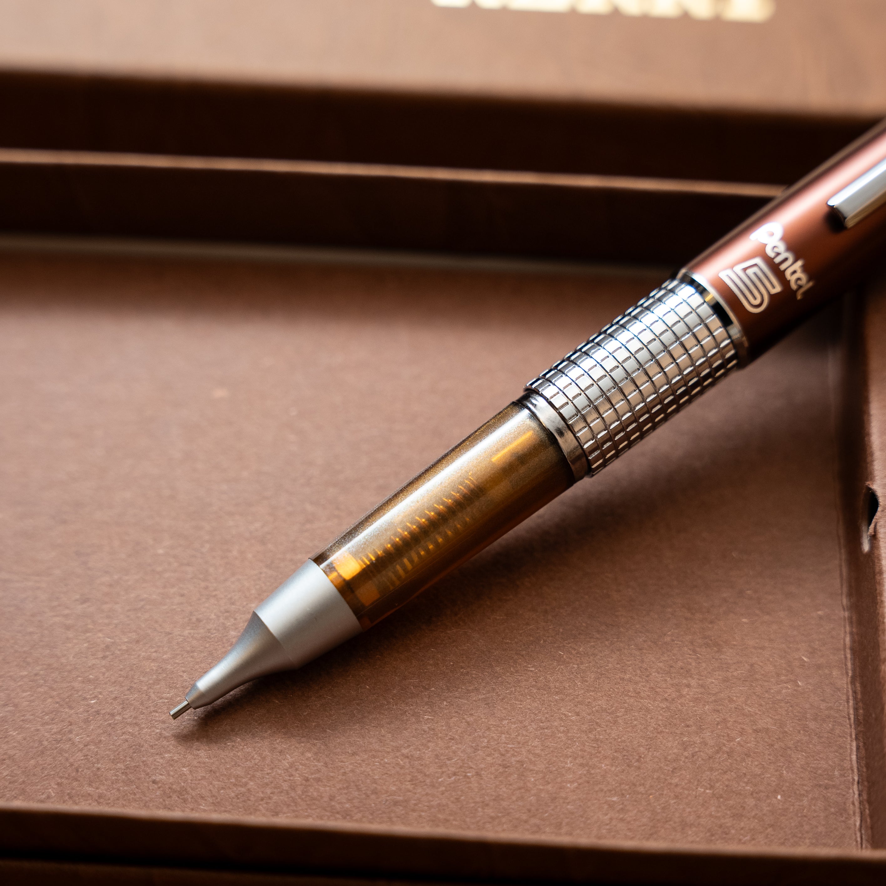 Pentel KERRY しーさー限定色 Seasar Brownの半透明軸とグリップのクローズアップ