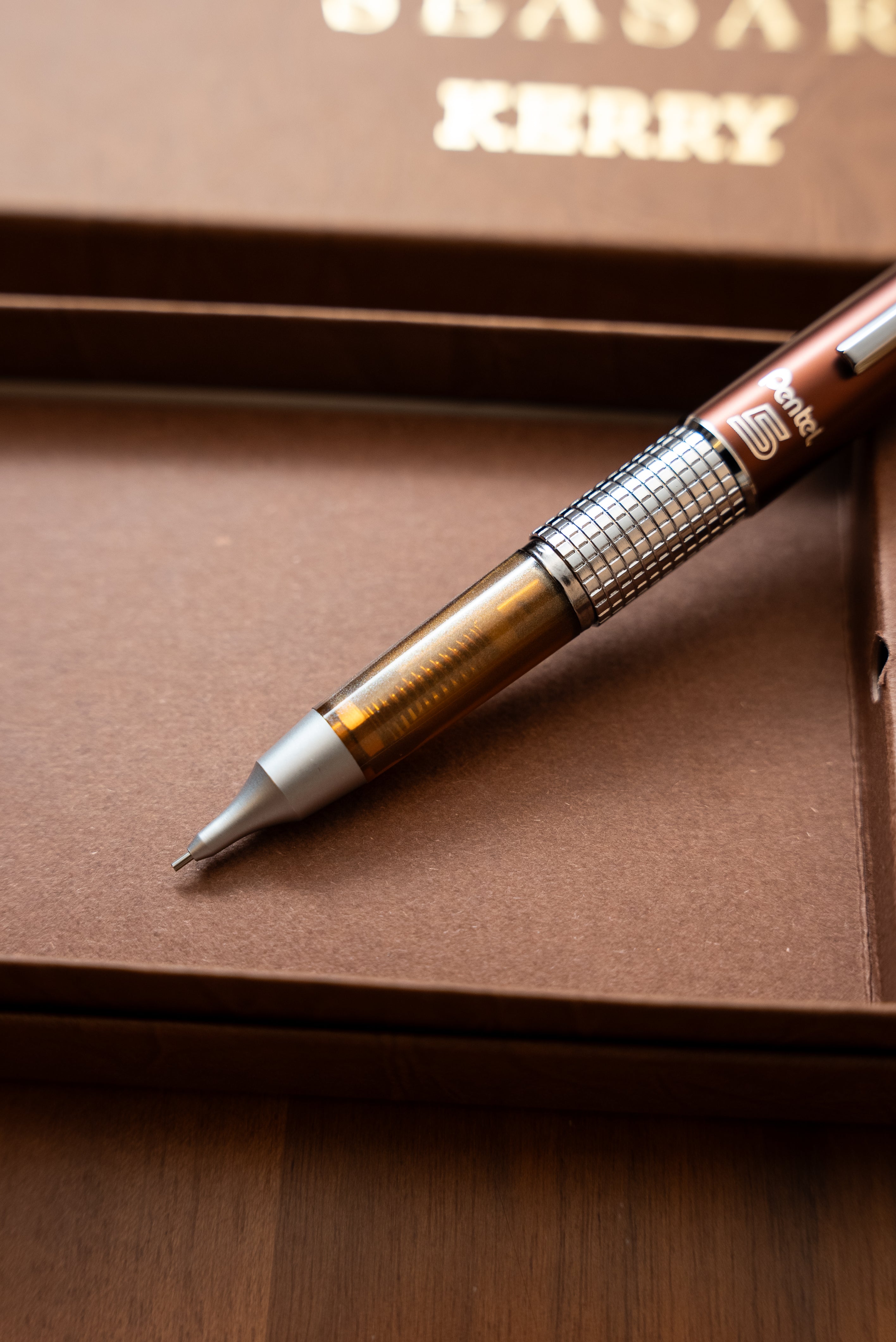 Pentel KERRY しーさー限定色 Seasar Brownの半透明軸とグリップのクローズアップ