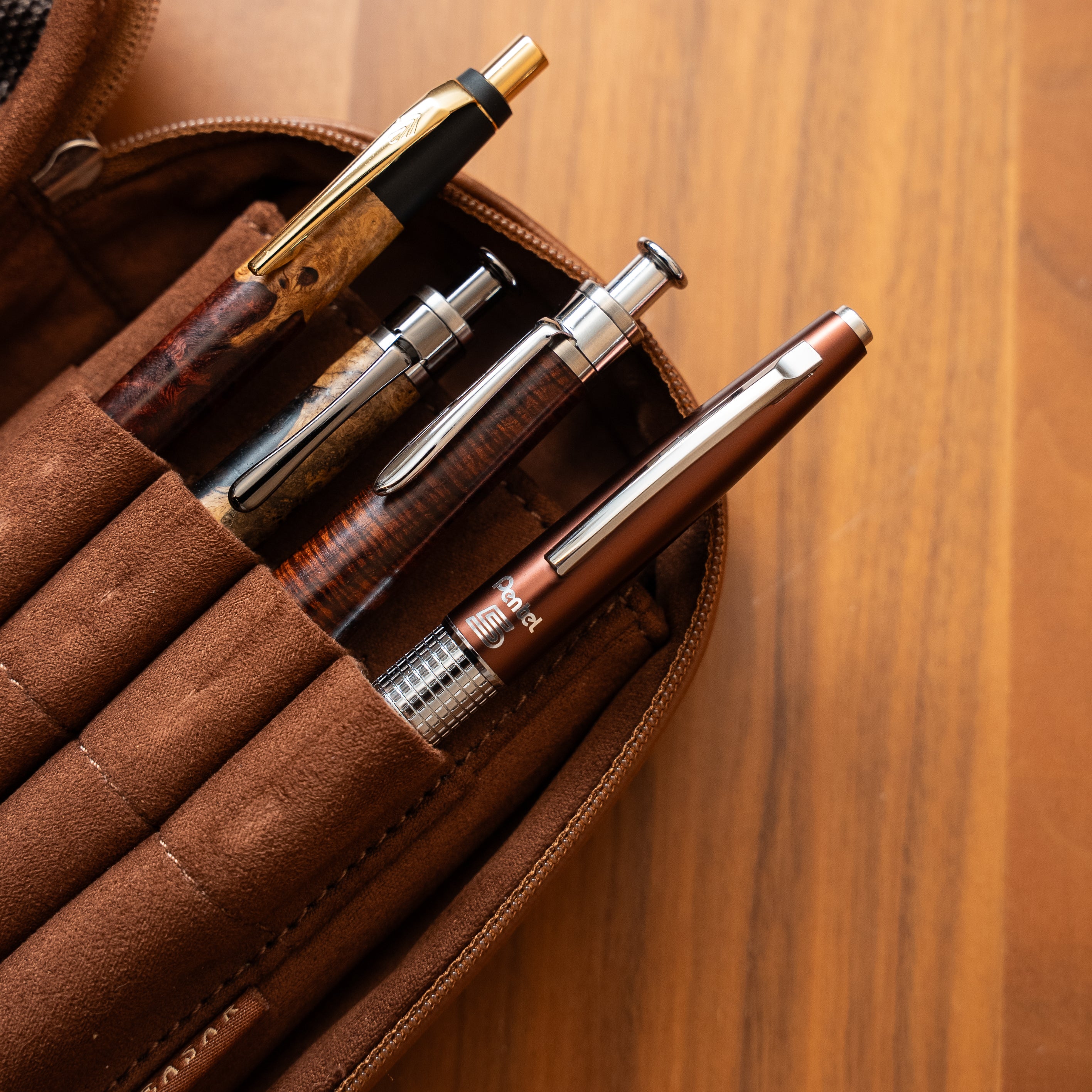 Pentel KERRY しーさー限定色 Seasar Brownを革のペンケースに収めた様子