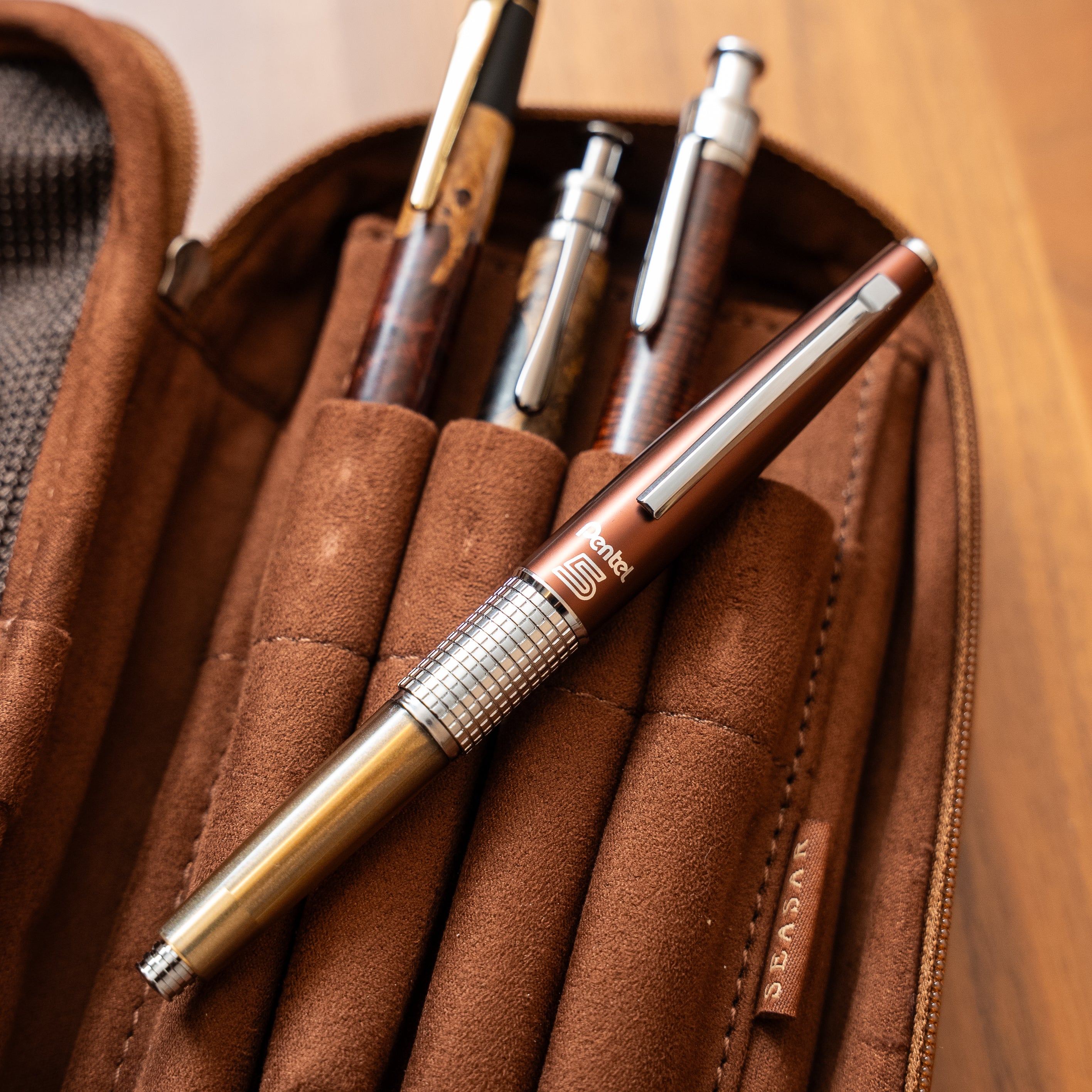 Pentel KERRY しーさー限定色 Seasar Brownを革のペンケースに収めた様子