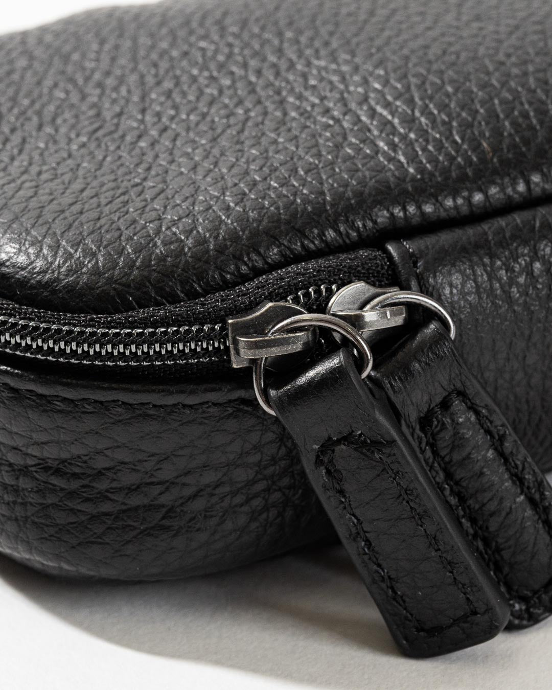 OctFold ペンケース エンボスレザー ブラックのYKKコイルファスナー
